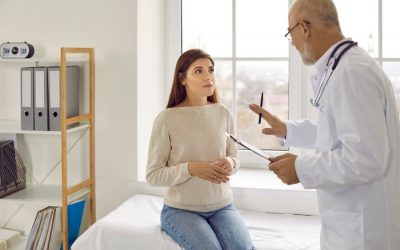 Le patient et le médecin parlent de la thyroïdectomie