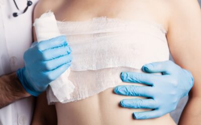 médecin mettant un pansement à une femme sortant d'une mastectomie